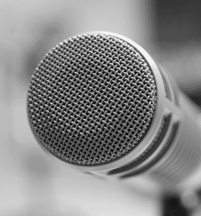 Mikrofon mit verschwommenen Hintergrund
